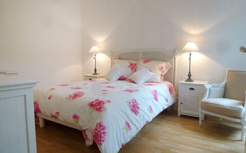 Villa Morny: Mobilia, Comfort, Telaio Del Letto, Costruzione, Letto, Shade, Cuscino, Illuminazione, Interior Design, Legna