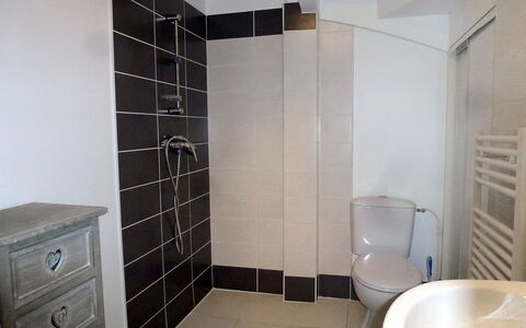 Villa Morny: Costruzione, Proprietà, Cabinetry, Bagno, Interior Design, Casa, Idraulico Fixture, Legna, Cassetto