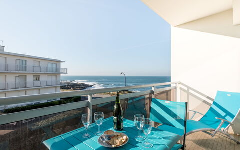 Quiberon 130: Tavolo, Costruzione, Proprietà, Finestra, Mobilia, Acqua, Cielo, Tavola, Azzurro, Sedia