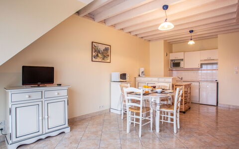 Les Jardins de Bretinio: Mobilia, Tavolo, Proprietà, Cabinetry, Costruzione, Legna, Cucina, Interior Design, Architettura, Pavimento