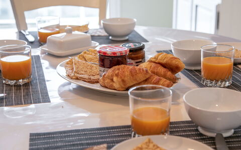 Les Jardins de Bretinio: Cibo, Tavola, Tavolo, Piatto, Dishware, Ingrediente, Bicchieri, Serveware, Cucina