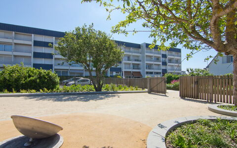 Quiberon 142: Pianta, Cielo, Costruzione, Giorno, Albero, Finestra, Manto Stradale, Urban Design, Architettura, Shade