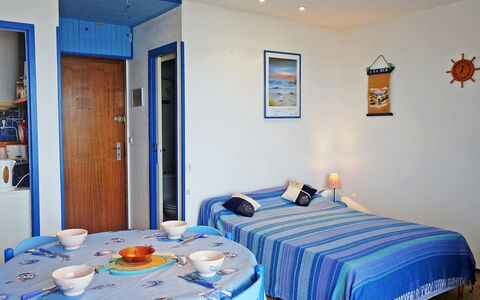 Quiberon 225: Proprietà, Mobilia, Costruzione, Blu, Azzurro, Decorazione, Tavolo, Tessile, Interior Design, Illuminazione
