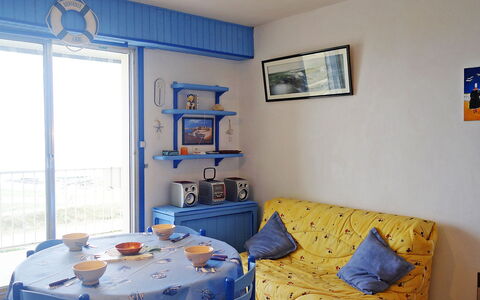 Quiberon 225: Mobilia, Proprietà, Blu, Azzurro, Cornice, Finestra, Interior Design, Illuminazione, Decorazione, Pavimento