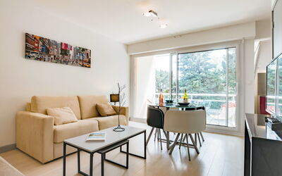 Port an Dro 125.3: Mobilia, Tavolo, Divano, Proprietà, Cornice, Interior Design, Soggiorno, Pianta Della Casa, Finestra, Pavimentazione