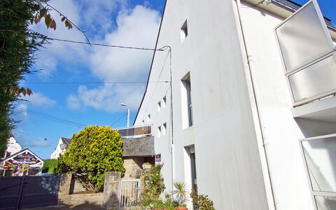 Carnac 142: Cielo, Nube, Pianta, Costruzione, Urban Design, Finestra, Quartiere, Parete, Zona Residenziale, Città