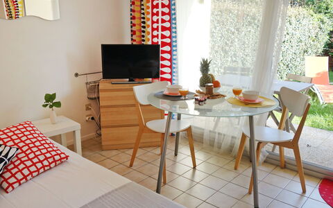 Plein Soleil: Tavolo, Mobilia, Pianta, Costruzione, Sedia, Arancia, Pianta Della Casa, Legna, Interior Design, Finestra