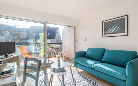 Carnac 180: Mobilia, Tavolo, Divano, Cornice, Azzurro, Interior Design, Legna, Pavimento, Pavimentazione, Soggiorno