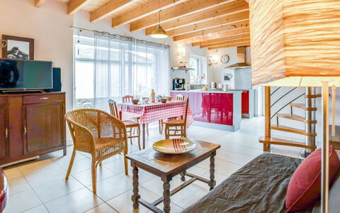 Courdiec: Mobilia, Tavolo, Proprietà, Cabinetry, Legna, Interior Design, Illuminazione, Architettura, Pavimentazione, Pavimento
