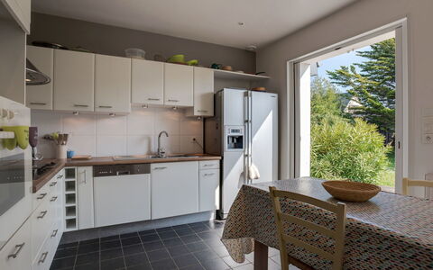 Maison Courlis: Proprietà, Camera, Mobilia, Cucina, Costruzione, Interior Design, Controsoffitto, Casa, Cabinetry, Casa