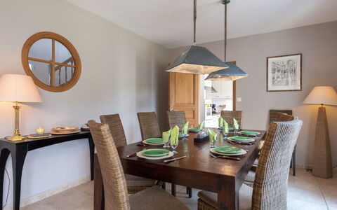 Maison Courlis: Camera, Mobilia, Proprietà, Sala Da Pranzo, Interior Design, Tavolo, Soffitto, Pavimento, Costruzione, Casa