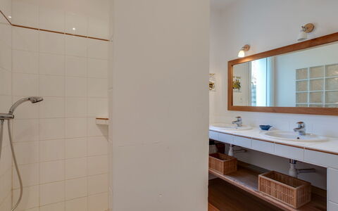 Maison Courlis: Camera, Proprietà, Bagno, Pavimento, Parete, Piastrella, Casa, Interior Design, Immobiliare, Costruzione