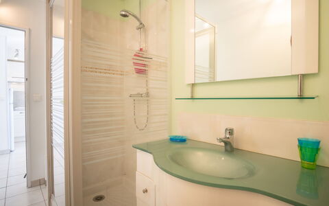 Port Camargue 145: Rubinetto, Proprietà, Lavello, Idraulico Fixture, Verde, Bagno, Interior Design, Pavimentazione, Legna