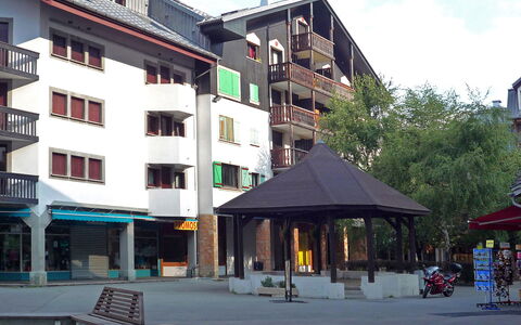 Batiment B: Nube, Cielo, Costruzione, Finestra, Urban Design, Facciata, Vaso Di Fiori, Condominio, Città, Tempo Libero