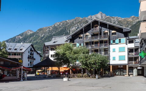 Batiment B: Cielo, Costruzione, Proprietà, Montagna, Casa, Geografia Montane, Finestra, Albero, Immobiliare