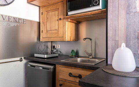 Batiment B: Controsoffitto, Cabinetry, Lavandino Della Cucina, Mobilia, Lavello, Rubinetto, Proprietà, Bianca, Cucina, Legna