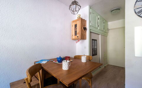Batiment B: Tavolo, Mobilia, Proprietà, Costruzione, Legna, Cornice, Illuminazione, Sedia, Interior Design, Tavola