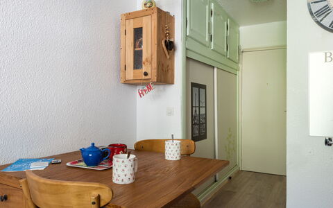 Batiment B: Tavolo, Mobilia, Proprietà, Costruzione, Legna, Interior Design, Porta, Parete, Cornice, Orologio