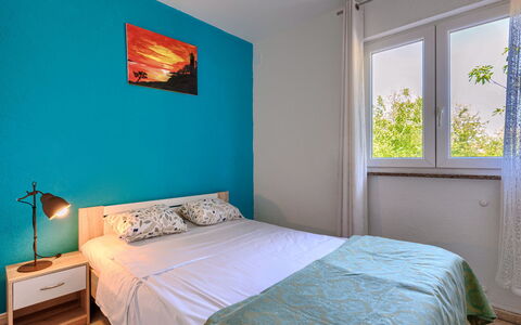Finida: Mobilia, Proprietà, Finestra, Comfort, Costruzione, Azzurro, Legna, Tessile, Interior Design, Telaio Del Letto