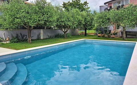 Finida: Piscina, Zona Residenziale, Materiale Composito, Giardino, Giochi D'Acqua, Ricorrere, Backyard, Landscaping, Shade, Eco Hotel