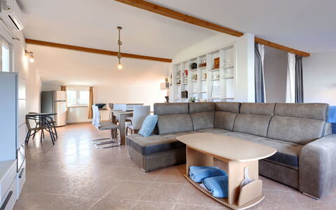 Finida: Mobilia, Divano, Tavolo, Proprietà, Cornice, Divano Letto, Interior Design, Costruzione, Soggiorno, Casa