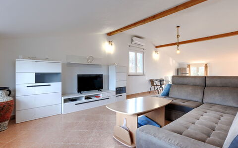 Finida: Divano, Mobilia, Costruzione, Tavolo, Cornice, Legna, Interior Design, Comfort, Casa, Soggiorno