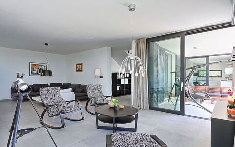 Anna: Camera, Soggiorno, Proprietà, Interior Design, Mobilia, Costruzione, Tavolo, Casa, Soffitto, Pavimento
