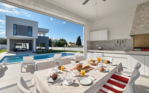 Lungera: Proprietà, Camera, Interior Design, Mobilia, Costruzione, Soffitto, Casa, Casa, Immobiliare, Tavolo