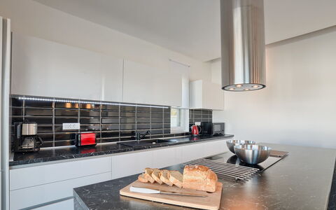 Lungera: Camera, Controsoffitto, Proprietà, Interior Design, Cucina, Mobilia, Casa, Costruzione, Pavimento, Cucina Stufa