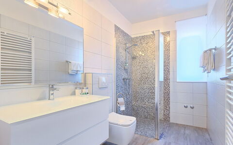 Lungera: Bagno, Proprietà, Camera, Interior Design, Costruzione, Immobiliare, Pavimento, Architettura, Piastrella, Casa