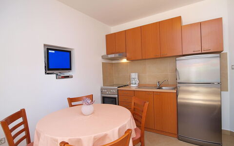Pirovac 100: Cabinetry, Mobilia, Proprietà, Tavolo, Controsoffitto, Sedia, Legna, Elettrodomestico Da Cucina, Interior Design, Pavimentazione