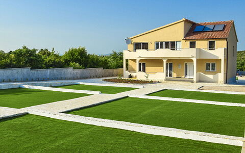 Julija: Erba, Prato, Proprietà, Erba Sintetica, Zona Residenziale, Casa, Estate, Architettura, Lotto, Costruzione