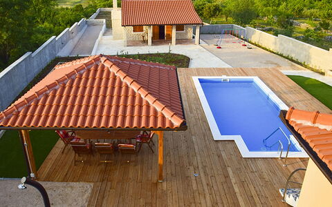 Julija: Tetto, Proprietà, Casa, Lettino, Immobiliare, Piscina, Casa, Tecnologia, Costruzione, Architettura