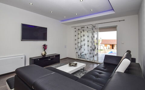 Julija: Camera, Proprietà, Mobilia, Interior Design, Soffitto, Costruzione, Pavimento, Soggiorno, Viola, Parete
