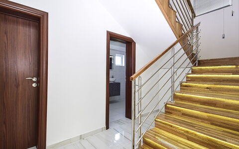 Julija: Proprietà, Le Scale, Camera, Immobiliare, Costruzione, Corrimano, Casa, Architettura, Interior Design, Pavimento