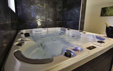 Julija: Vasca Da Bagno, Idraulico Fixture, Vasca Idromassaggio, Pavimentazione, Architettura, Automotive Design, Pavimento, Bagno, Finestra, Tavolo