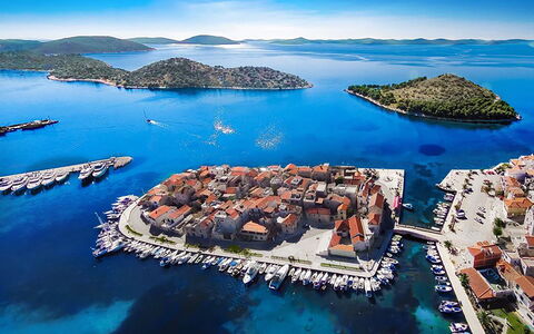 Vodice Tribunj 124: Acqua, Cielo, Nube, Risorse Idriche, Azzurro, Albero, Paesaggio Naturale, Spiaggia, Costiera E Morfologie Oceanic, Pianta