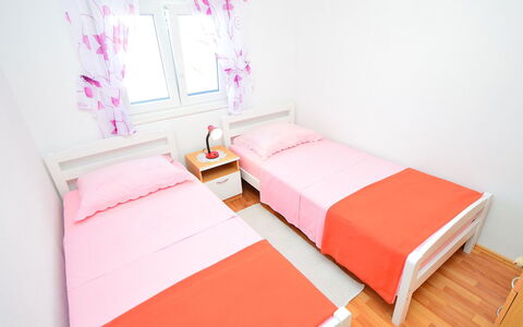 Sofija: Mobilia, Costruzione, Finestra, Comfort, Tessile, Telaio Del Letto, Interior Design, Casa, Pavimento, Sedia