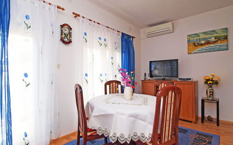 Sofija: Mobilia, Proprietà, Blu, Decorazione, Azzurro, Tessile, Interior Design, Legna, Costruzione, Tavolo