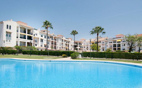 Lorcrisur: Acqua, Cielo, Costruzione, Pianta, Giorno, Finestra, Piscina, Casa, Albero, Condominio