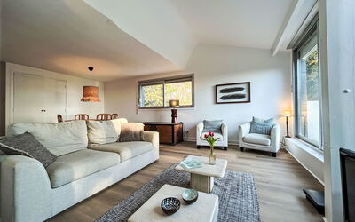 Plein Sud 110.1: Mobilia, Interior Design, Divano, Pavimentazione, Pavimento, Camera, Soggiorno, Legna, Soffitto, Casa