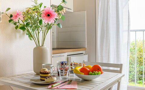 Quiberon 215: Fiore, Tavolo, Cibo, Mobilia, Pianta, Tavola, Dishware, Arancia, Interior Design, Giallo