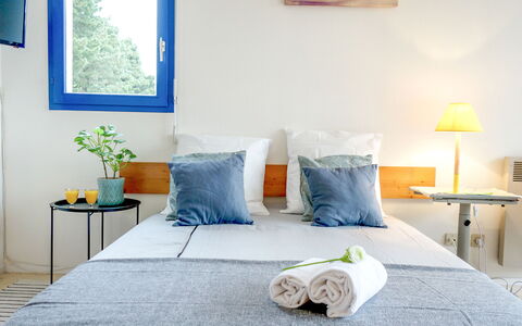 Plein Ciel: Mobilia, Costruzione, Proprietà, Comfort, Blu, Azzurro, Legna, Cornice, Finestra, Tessile