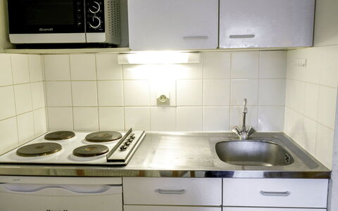 Plein Ciel: Controsoffitto, Cabinetry, Proprietà, Lavandino Della Cucina, Lavello, Cucina Stufa, Cucina, Nero, Stufa A Gas, Piano Cottura
