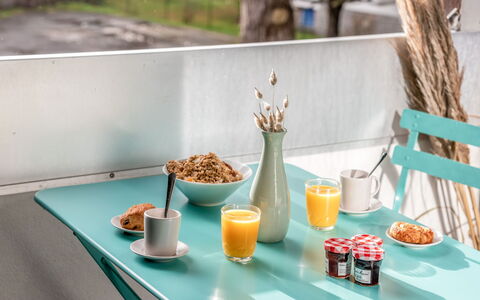 Les Pins: Tavolo, Cibo, Tavola, Mobilia, Bicchieri, Verde, Azzurro, Arancia, Piatto, Interior Design