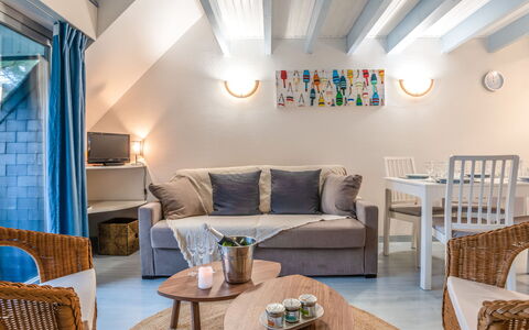 Les Pins: Tavolo, Mobilia, Divano, Proprietà, Blu, Sedia, Soggiorno, Interior Design, Illuminazione, Pavimento