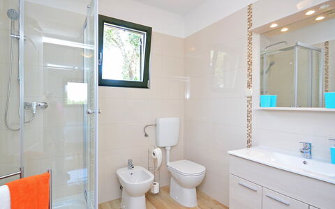 Fratrici: Specchio, Idraulico Fixture, Proprietà, Mobiletto Del Bagno, Blu, Bagno, Cabinetry, Viola, Lavello