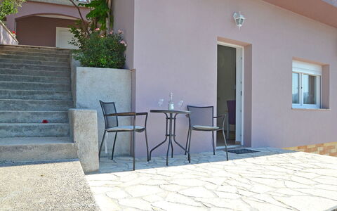Novigrad (Zadar) 102: Proprietà, Mobilia, Pianta, Costruzione, Finestra, Sedia, Manto Stradale, Illuminazione, Porta, Architettura