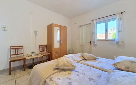 Vesna: Letto, Camera Da Letto, Mobilia, Pavimento, Pavimentazione, Lenzuolo, Soffitto, Bedding, Interior Design, Telaio Del Letto