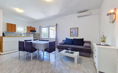 Vesna: Mobilia, Pavimentazione, Pavimento, Interior Design, Divano, Appartamento, Soffitto, Tavolo, Soggiorno, Camera